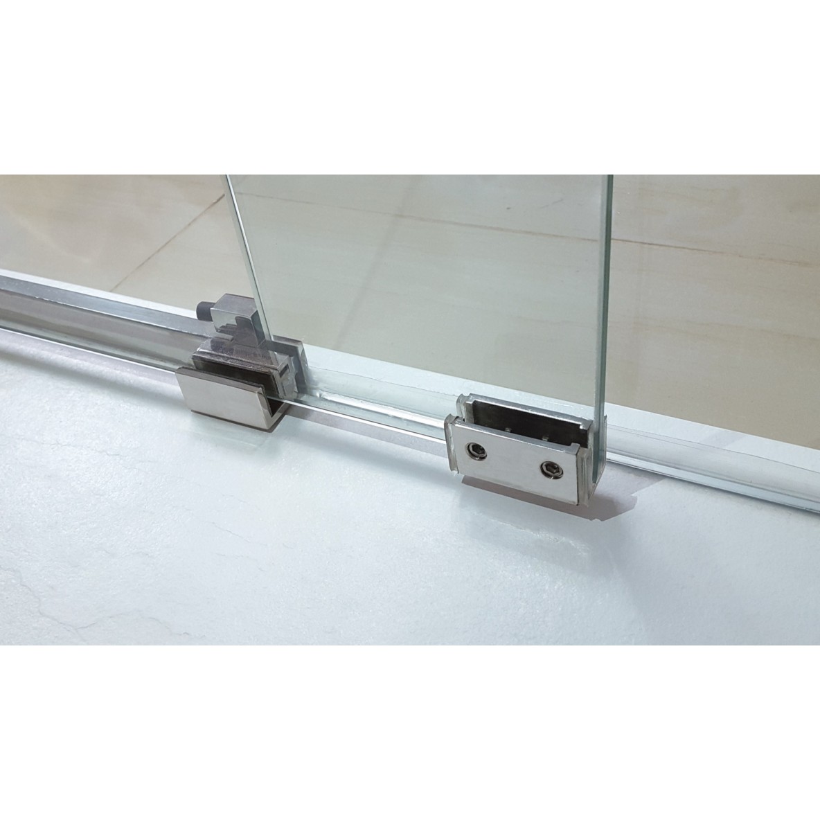 Porte coulissante transparent frontale en accès d'angle libre VETRUM FREE